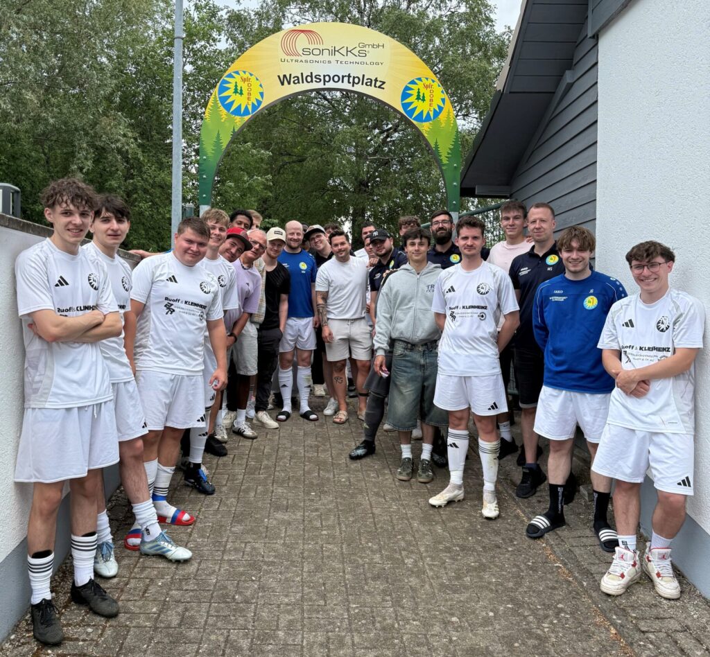Die Mannschaften unter dem neuen Eingangsbogen des Waldsportplatzes
