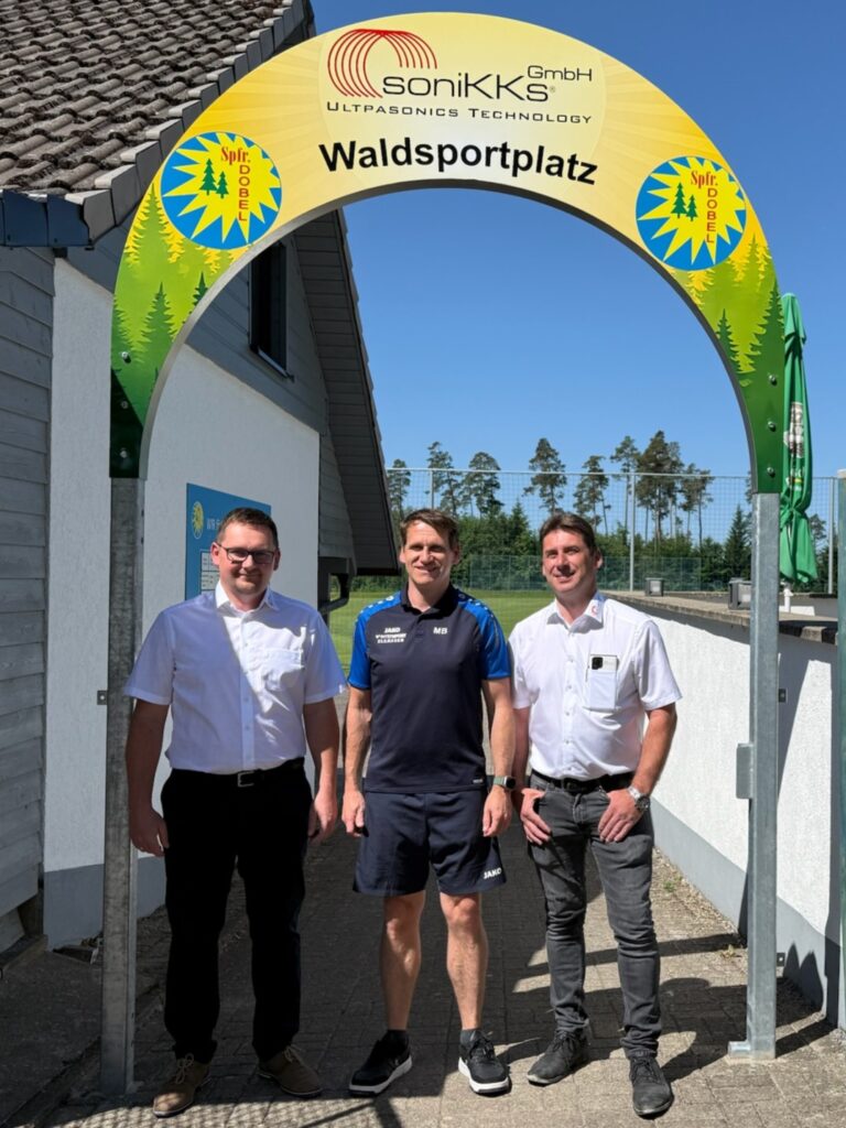 Der neue Torbogen für den soniKKs Waldsportplatz Dobel