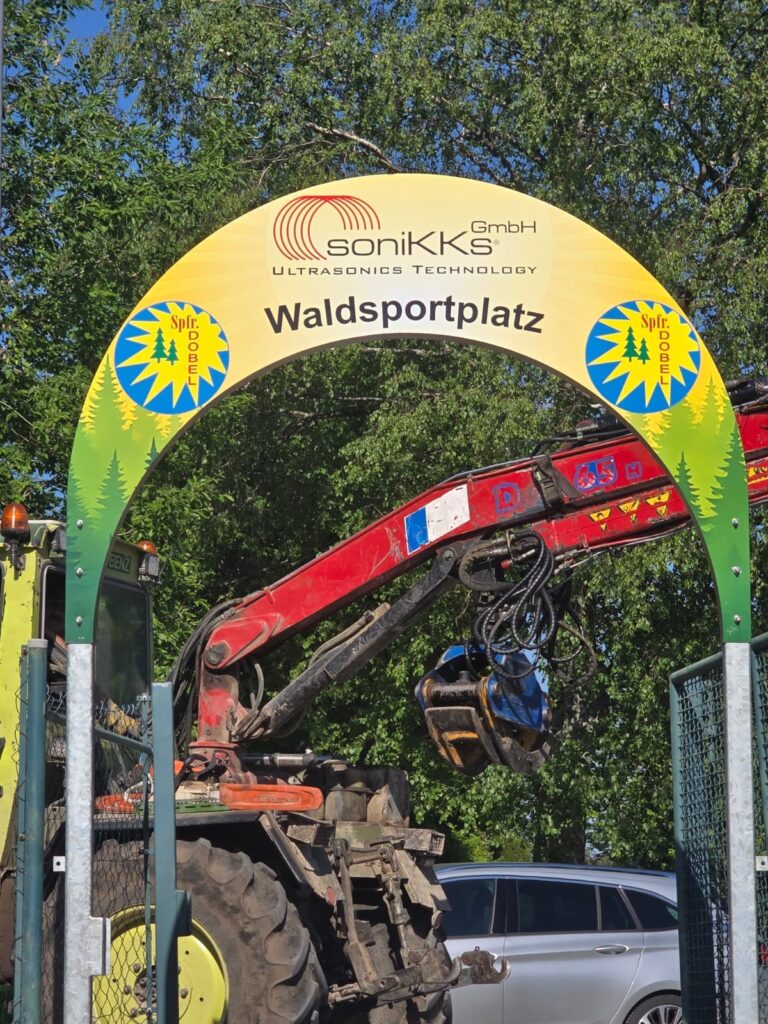 Montage des neuen Torbogens mit der Aufschrift soniKKs Waldsportplatz Dobel