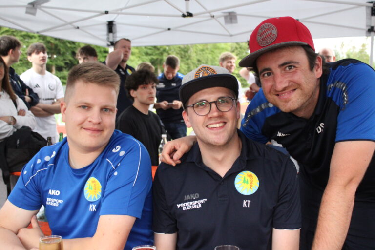 Kevin Treiber mit Freunden bei seiner Verabschiedung